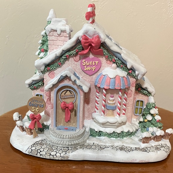 PRECIOUS MOMENTS CHRISTMAS VILLAGE COLLECTION “SWEET TREATS SHOPPE” - Picture 1 of 13